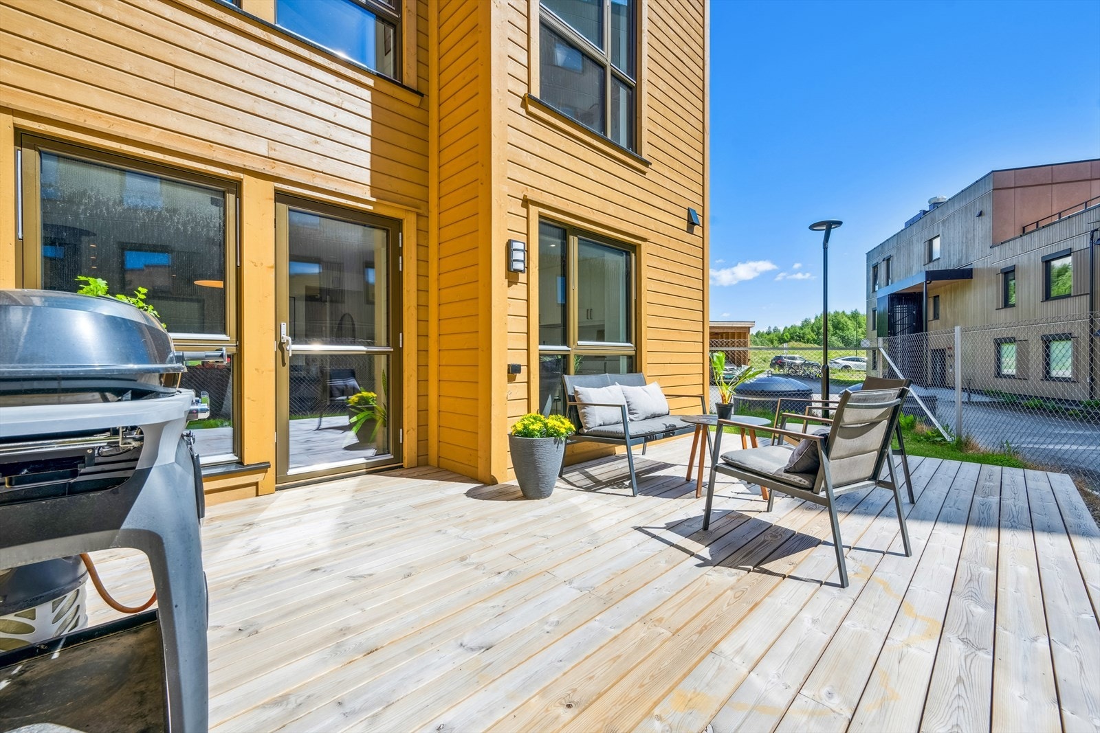 Her kan sommeren nytes, perfekt område for barnefamilier med "bilfritt" tun. Galleribilde