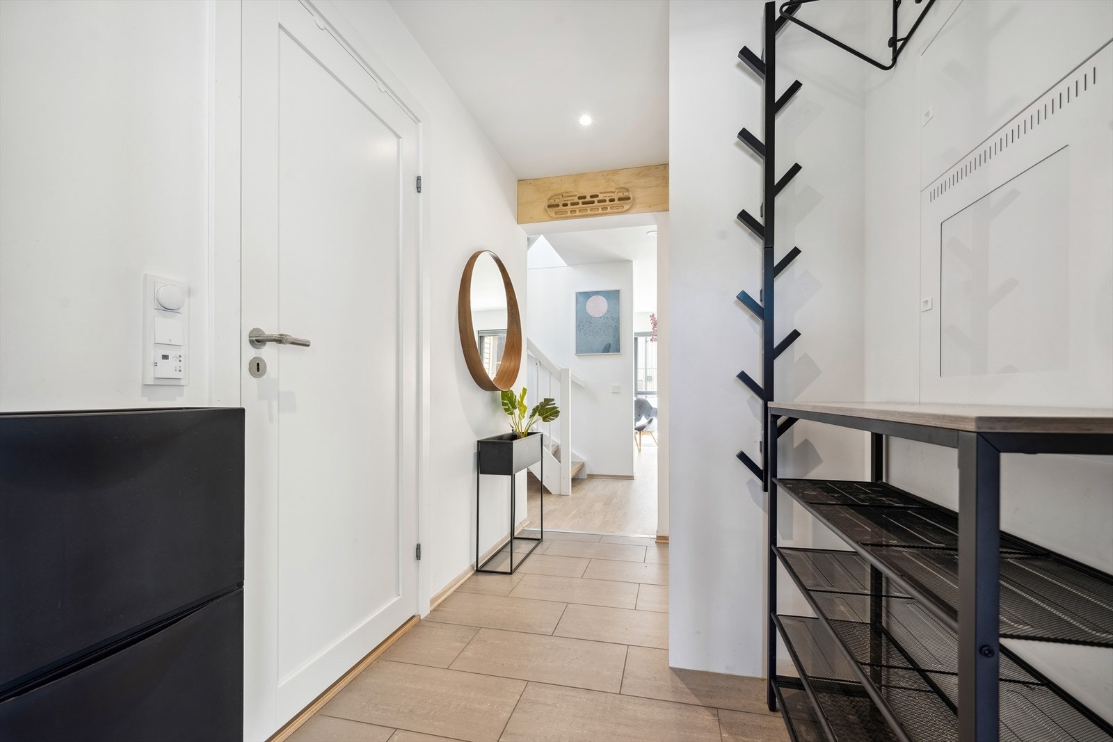 Velkommen inn. Flislagt entre med varme i gulvet. Downlights i himling. Strøken bolig du kan flytte rett inn i ! Galleribilde