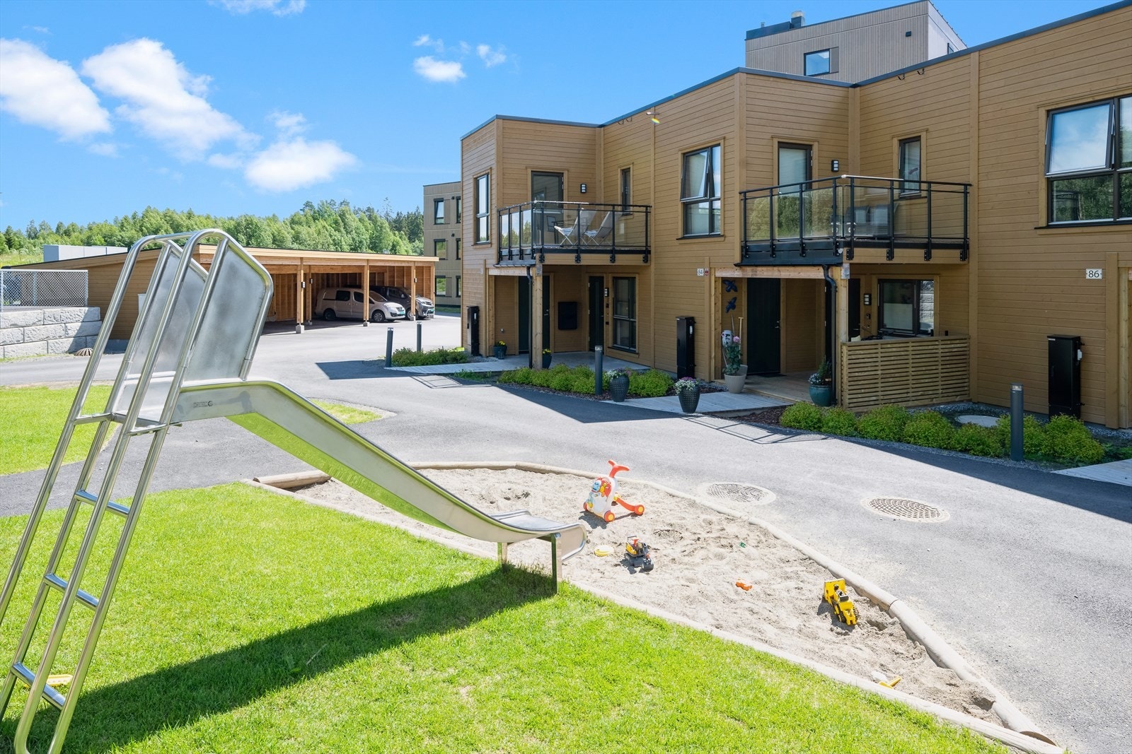 Perfekt område for småbarnsfamilier. Flotte fellesområder og kun kort avstand til Lillestrøm. Galleribilde