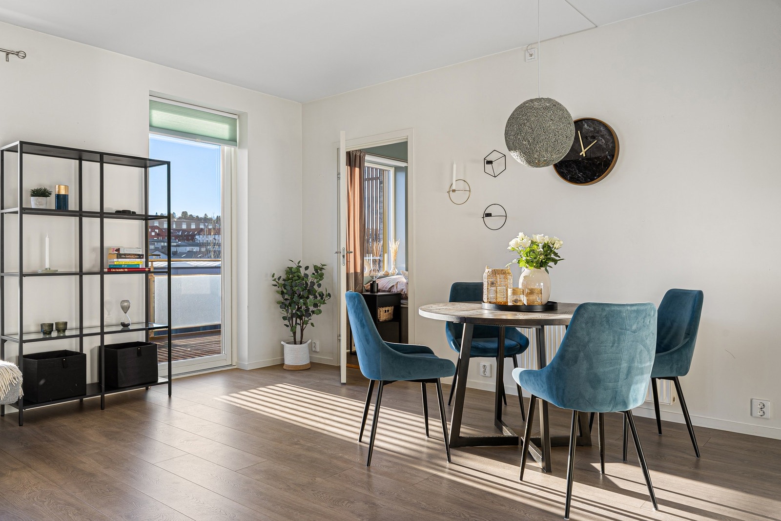 Fra stuen har du direkte utgang til den sør-/sørvestvendte balkongen. Galleribilde