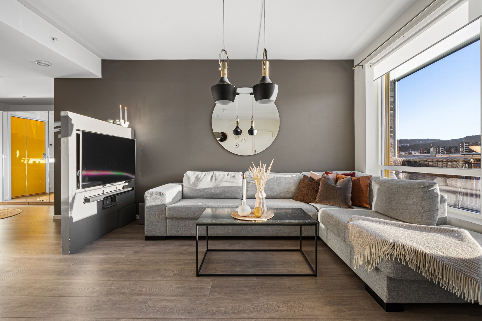 Boligen ble oppført så sent som i 2017 og har en gjennomgående moderne standard. Galleribilde