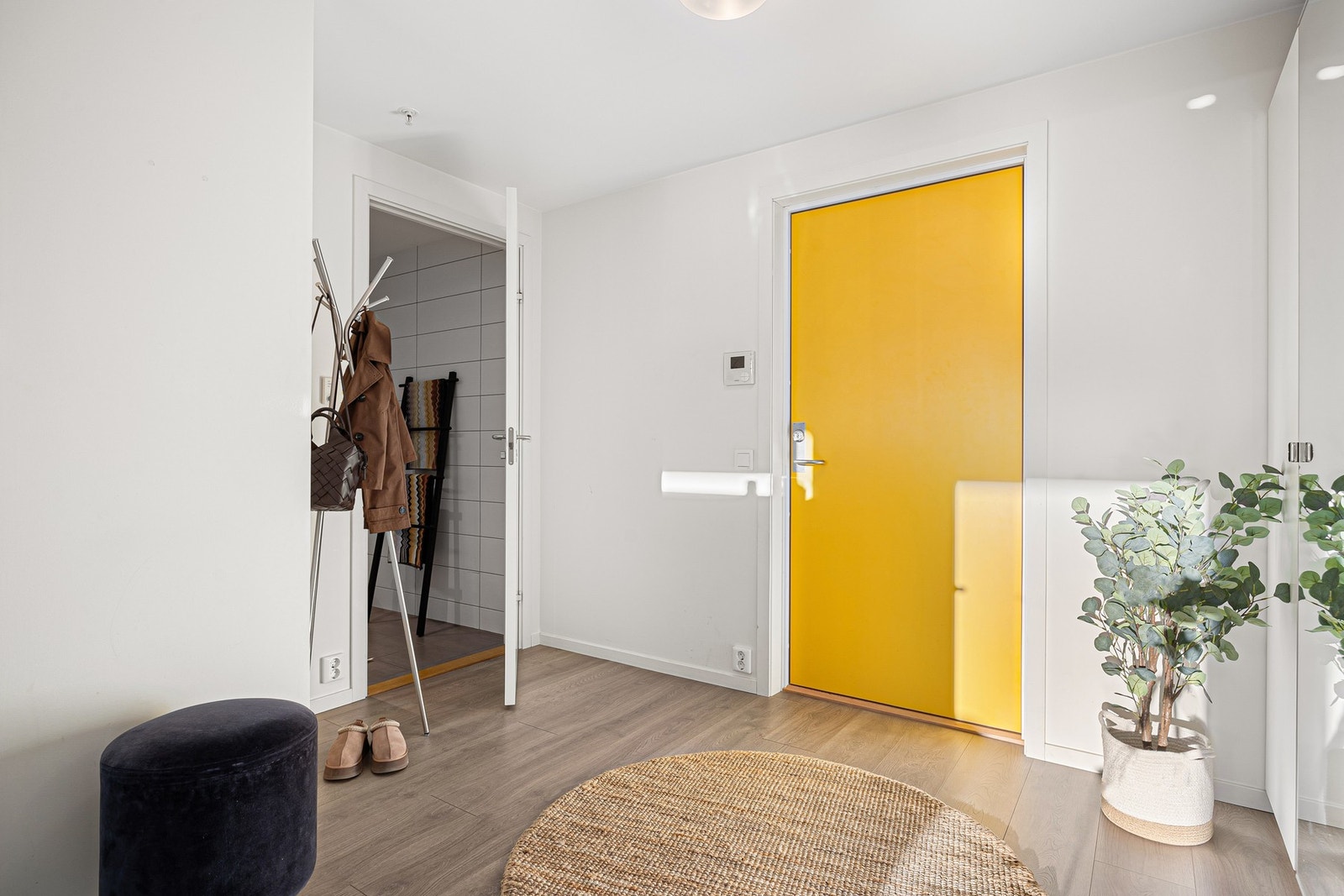 Lys og innbydende entré med gode oppbevaringsmuligheter i garderobeskap. Galleribilde