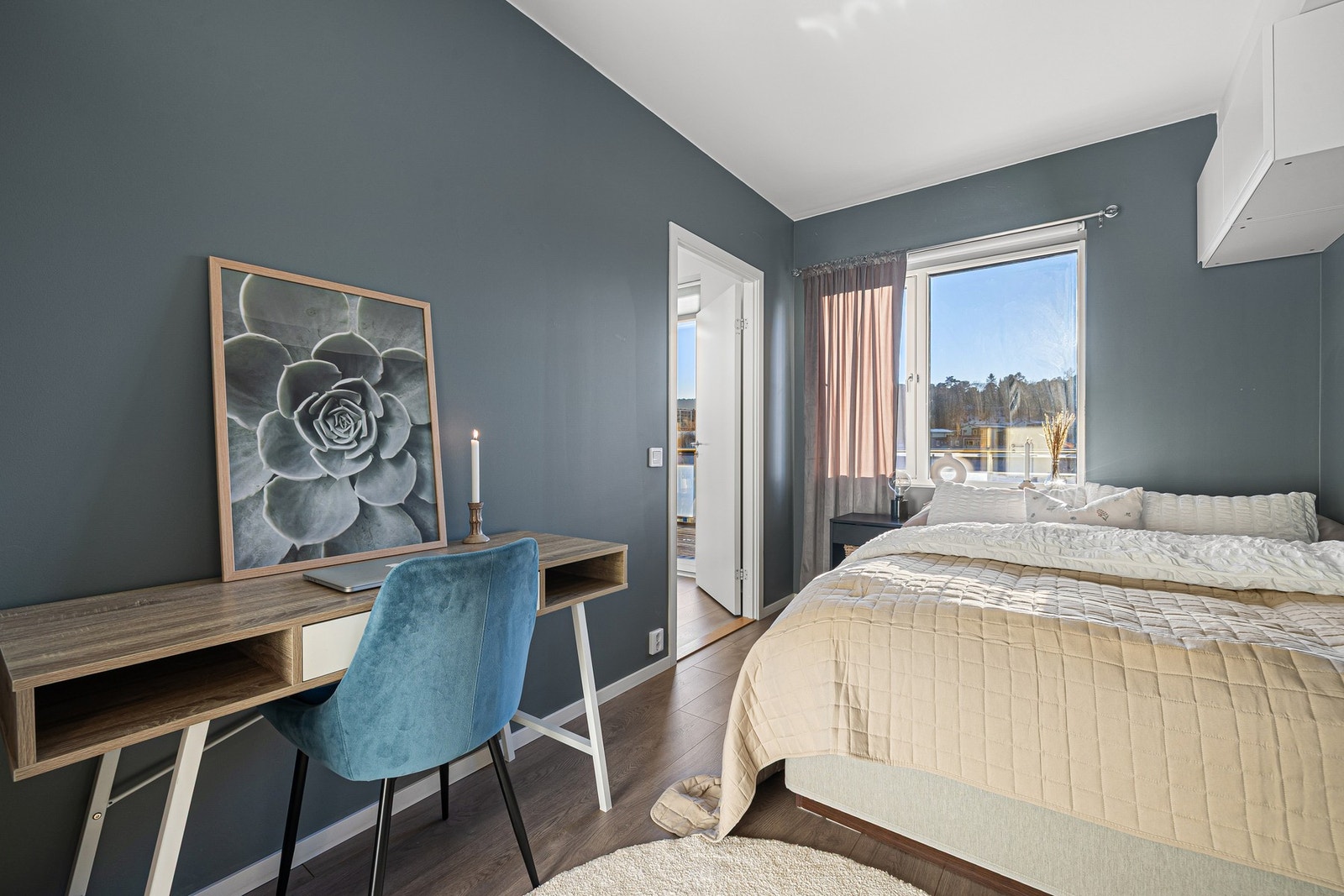 Hovedsoverommet er på ca. 11,5. Her er det god plass til både dobbeltseng, kontorhjørne og garderobeløsninger. Galleribilde