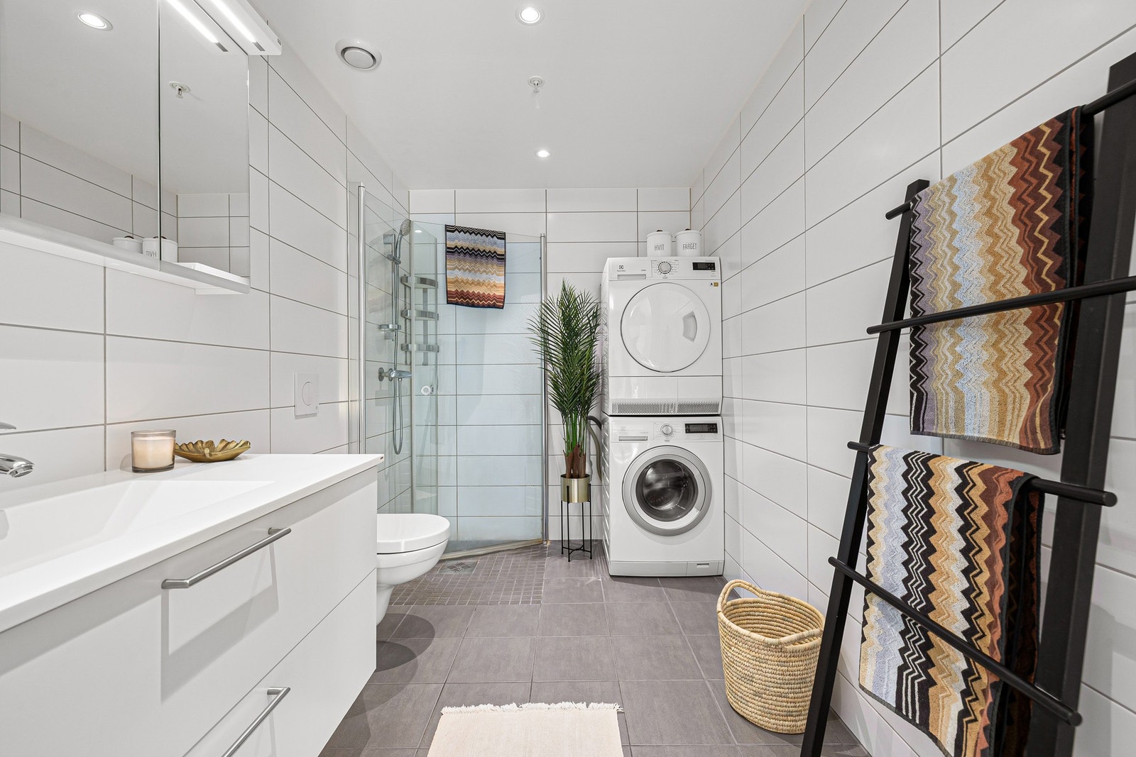 Flott og moderne bad på ca. 5,5 kvm med flislagte flater og gulvvarme. Galleribilde