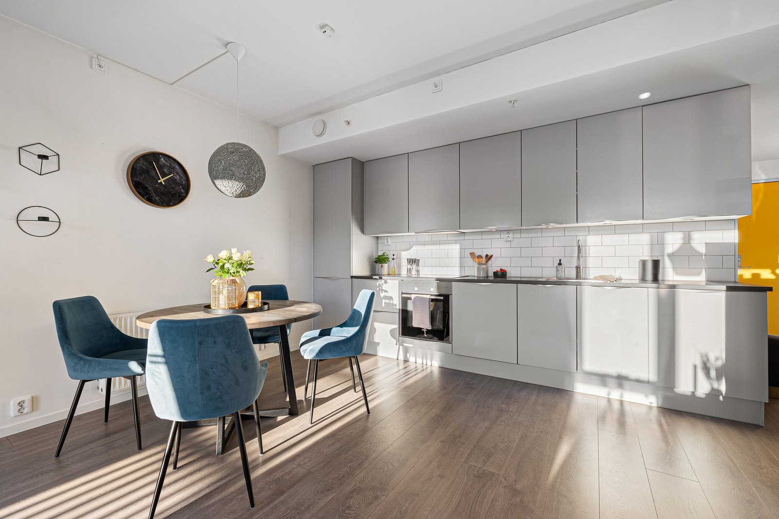 Tidsriktig kjøkken med mye skapplass. Galleribilde