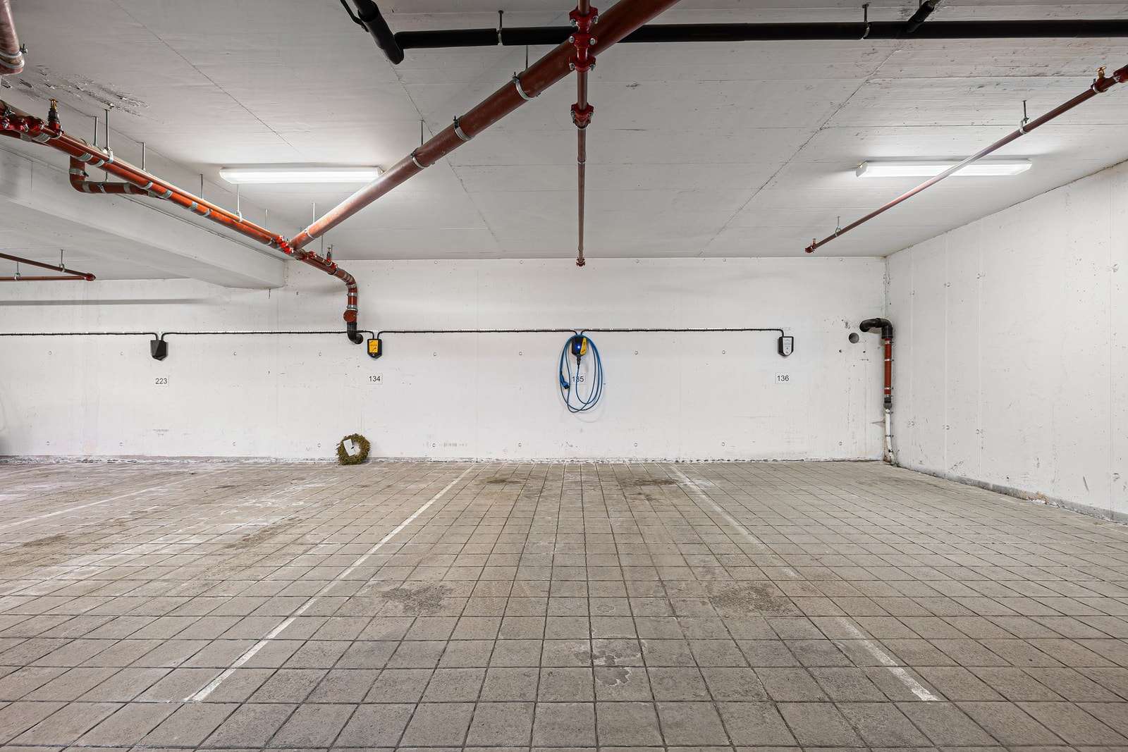 Boligen disponerer en bod på ca. 7 kvm og egen p-plass m/elbillader i oppvarmet garasjekjeller. Galleribilde