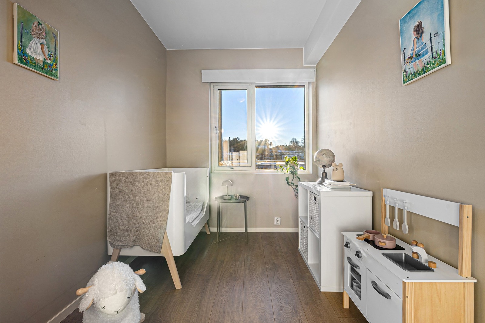 Soverom 2 er på ca. 10 kvm. Galleribilde