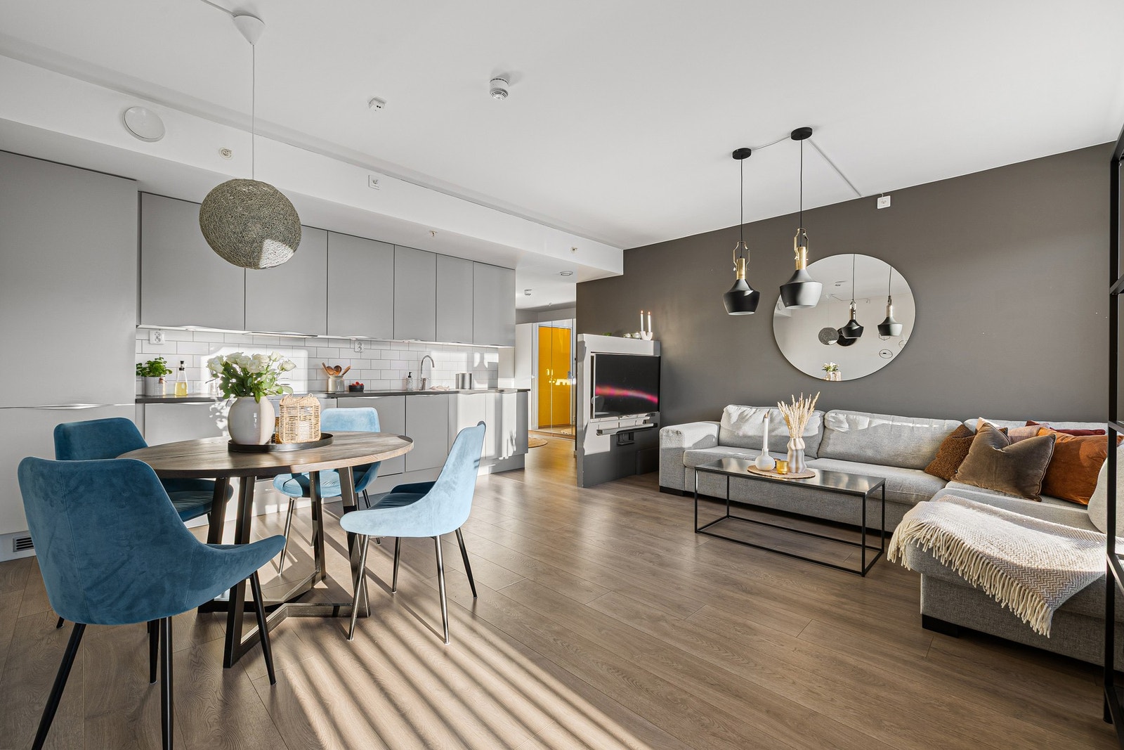 Boligen har en praktisk planløsning med åpen kjøkkenløsning. Veggene er malt i tidsriktige fargetoner. Galleribilde