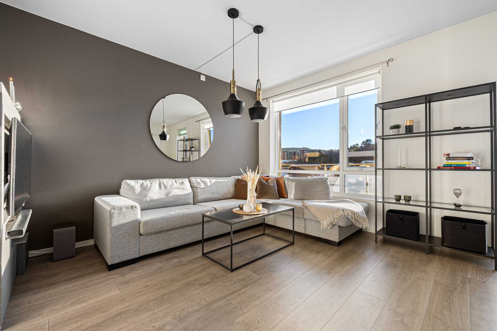 Store vindusflater gir et godt lysinnslipp, og i kombinasjon med beliggenhet i byggets toppetasje bidrar dette til en lett og luftig atmosfære. Galleribilde