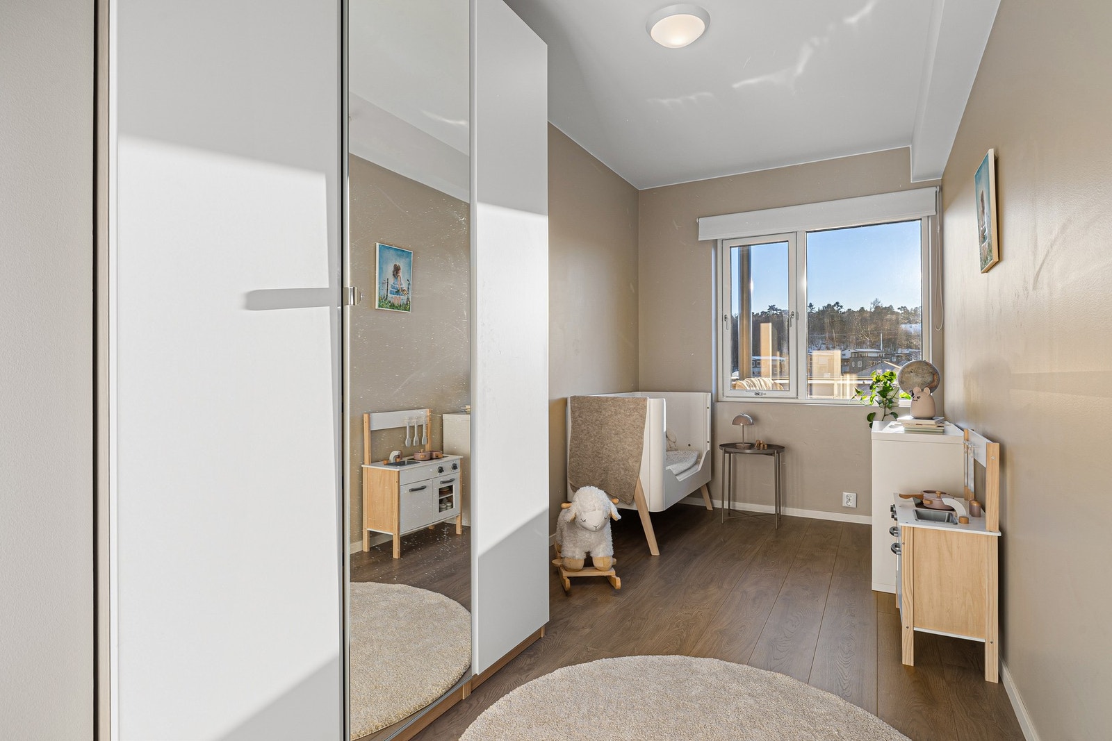 Rommet passer perfekt som barnerom, hjemmekontor eller gjesterom. Galleribilde