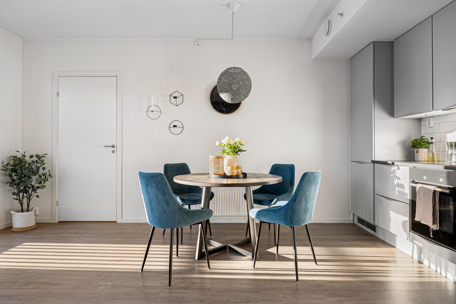 Spisebordet finner sin naturlige plass i overgangen mellom stue og kjøkken. Galleribilde