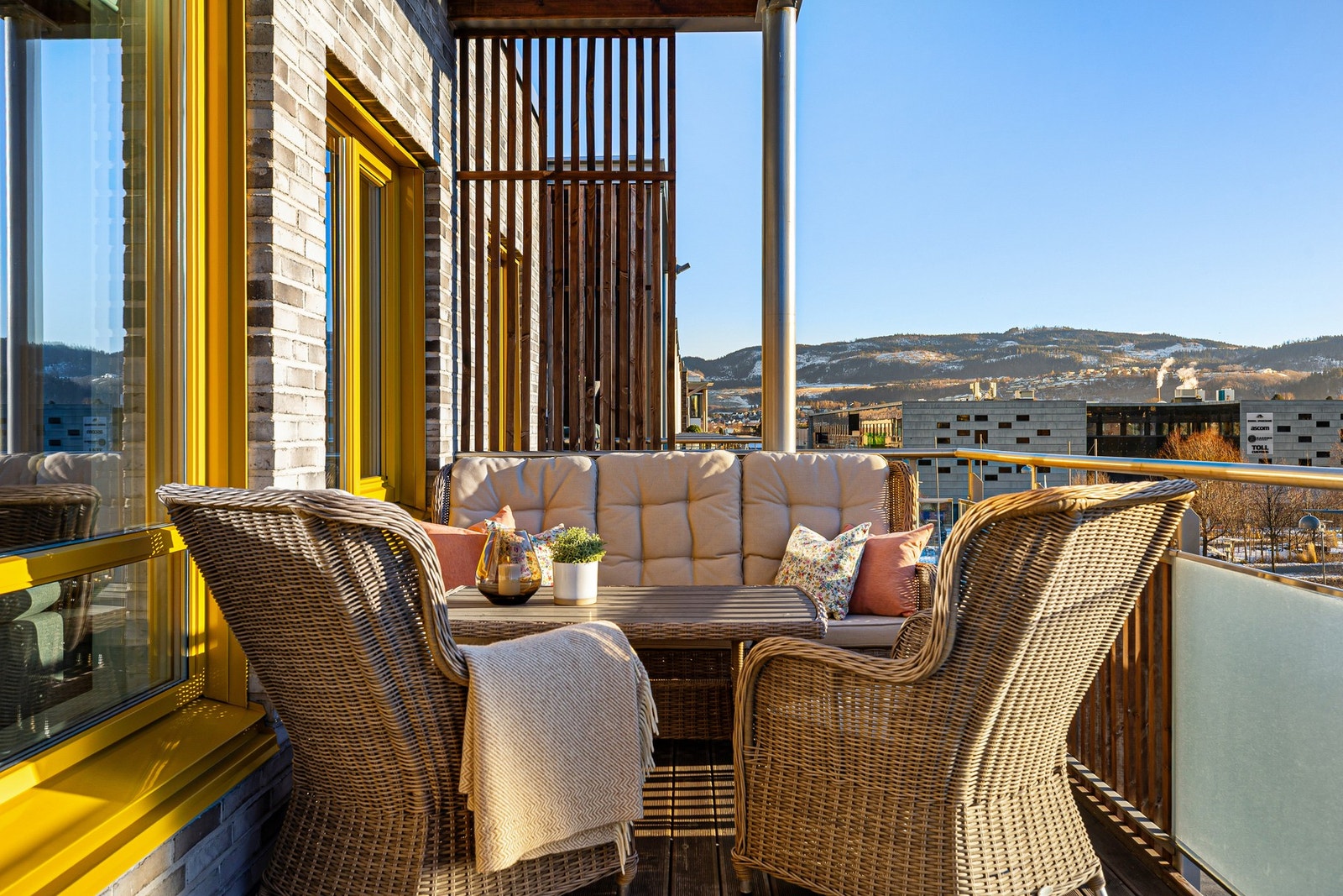 Leiligheten har lave felleskostnader som inkluderer bl.a TV-pakke, internett og fjernvarme (oppvarming/varmtvann). Galleribilde