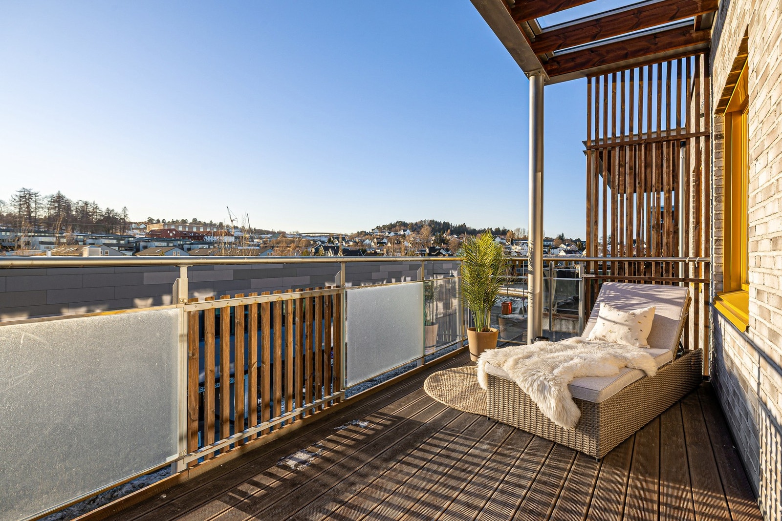 Her nyter du glimrende solforhold fra ca. 09:00 til 21:00 på sommerstid, i tillegg til en flott utsikt over nærområdet. Galleribilde