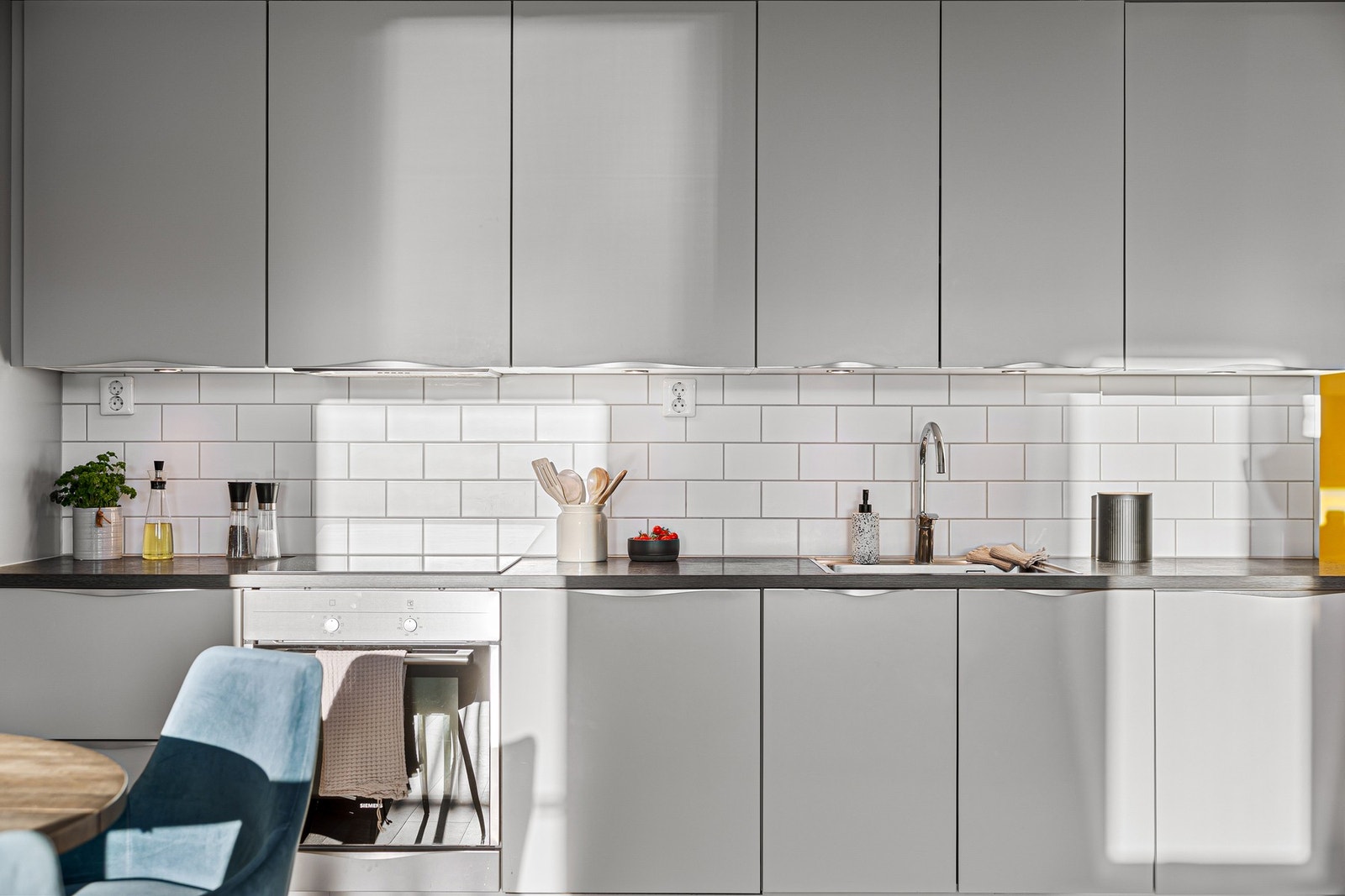 Integrerte hvitevarer som kombiskap, stekeovn, platetopp og oppvaskmaskin følger handelen. Galleribilde