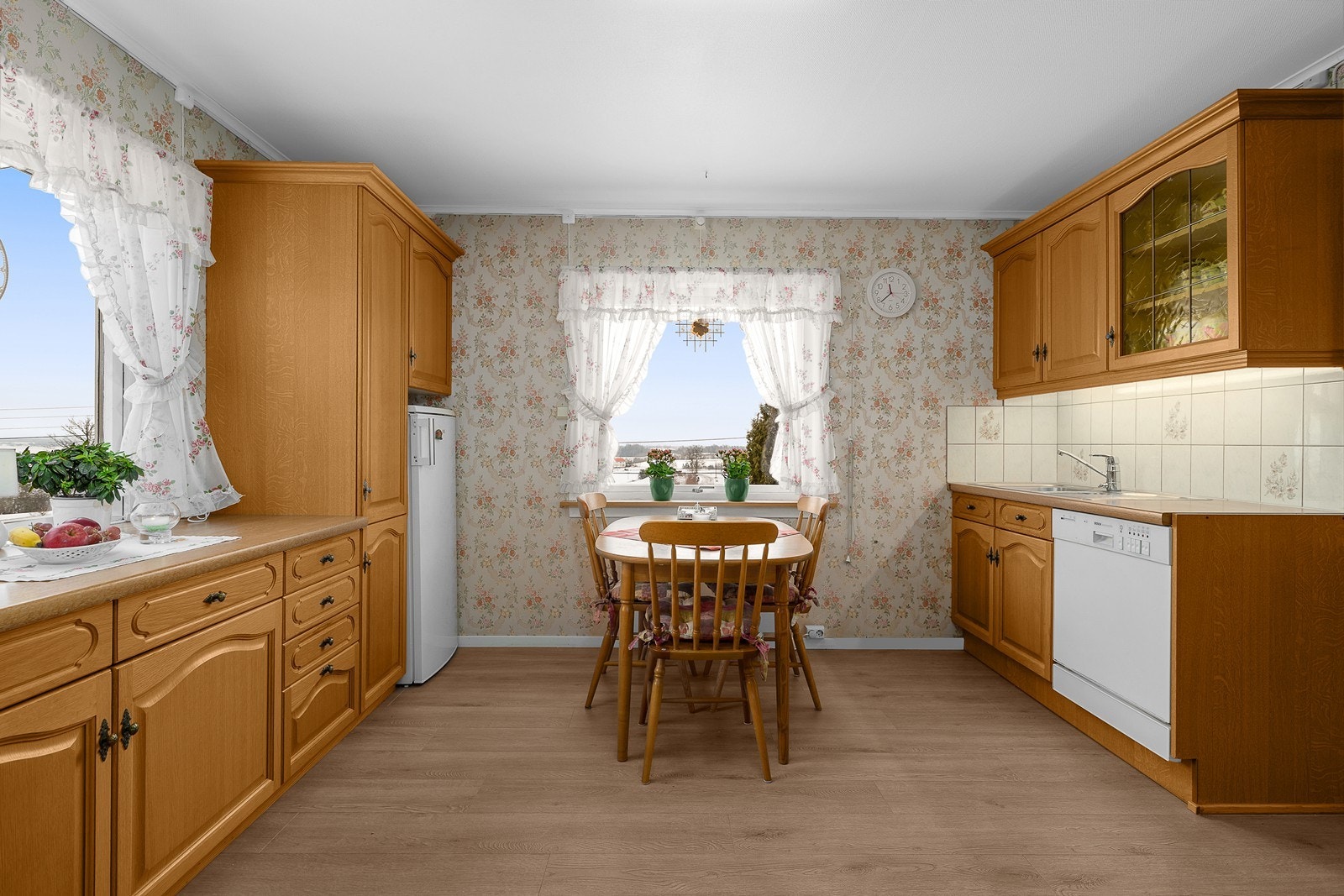 Separat kjøkken med god benkeplass Galleribilde