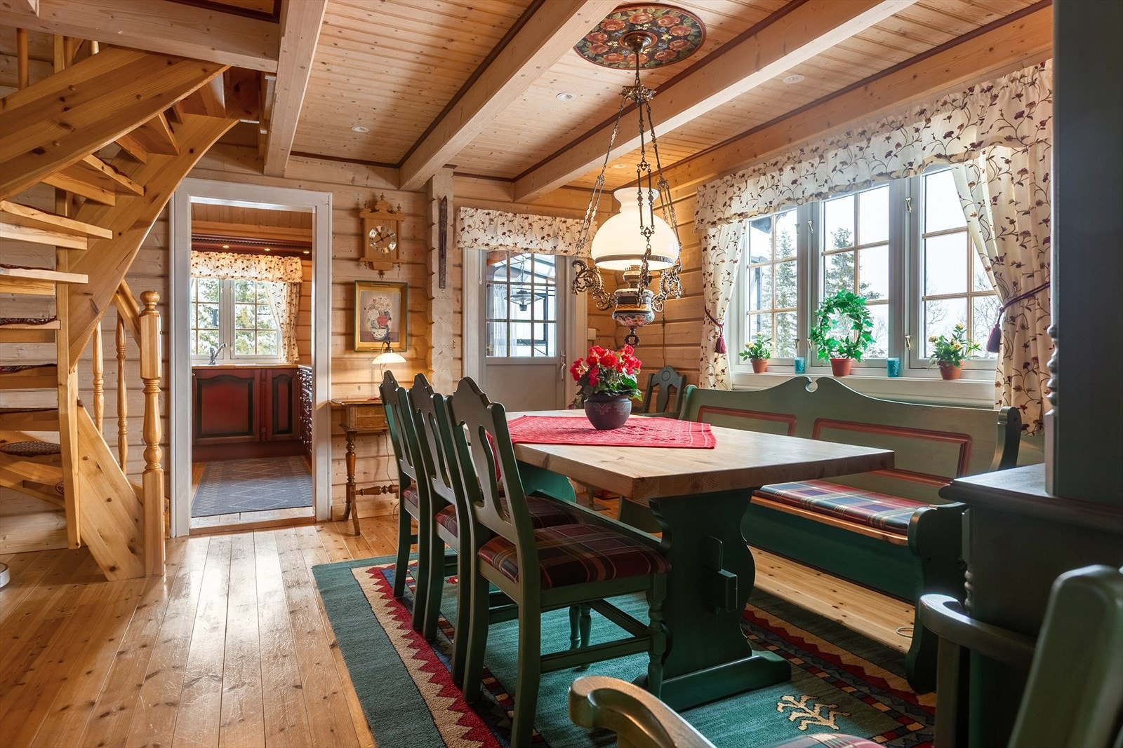 Fra spisestua er det utgang til åpen solterrasse som strekker seg etter hele langsiden og ene kortveggen på hytta. Galleribilde