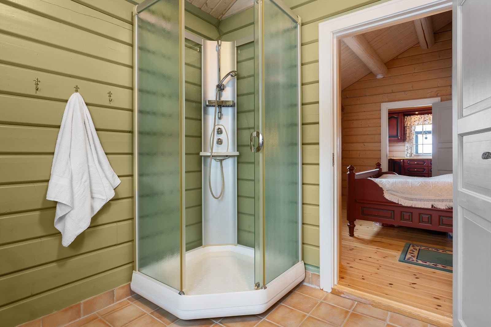 Videre har begge baderommene toalett, servant og dusjkabinett. Badet er i direkte tilknytning til hovedsoverommet. Galleribilde