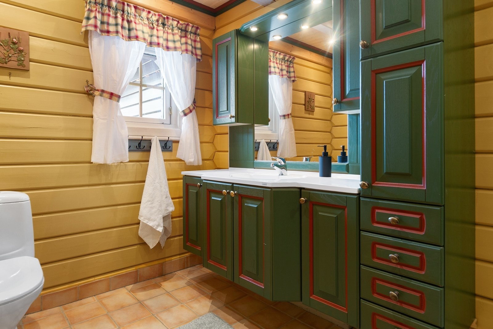 Begge bad har vegger i maskinlaftet lamelltømmer samt gulv med fliser og varmekabler. Galleribilde