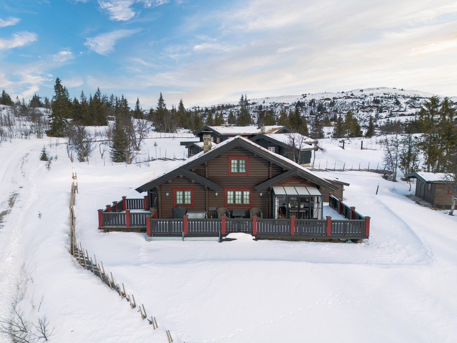 Med denne koselige hytta på Gamlestølen kan livet nytes i vakre omgivelser både inne og ute! Galleribilde