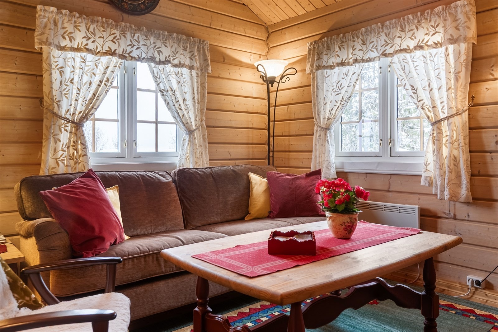 Sofakroken bærer preg av lunhet, og innbyr til avkobling og hyggelige stunder. Galleribilde