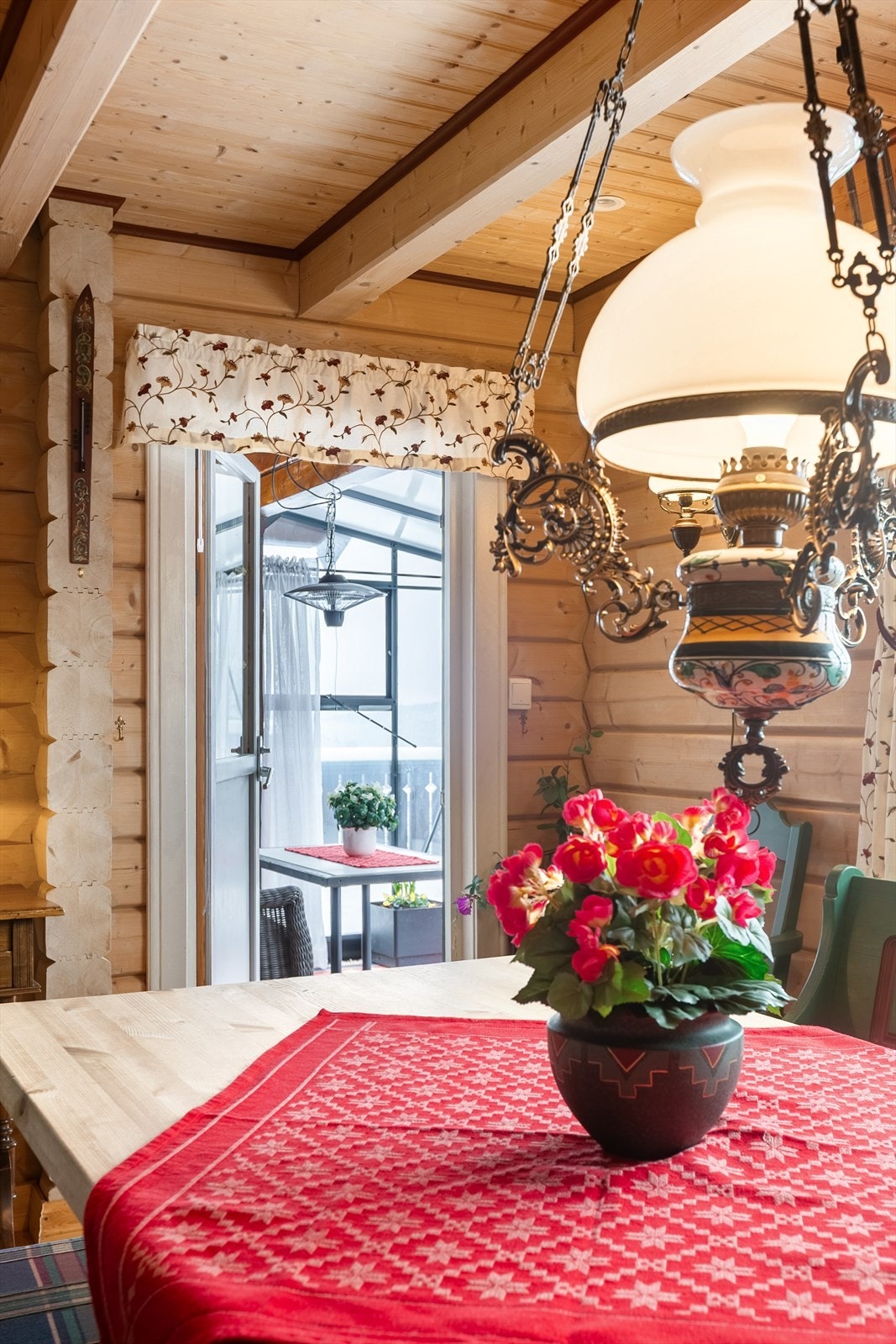 Her er det himling med synlige bjelker, noe som skaper et fint hyttepreg. Galleribilde