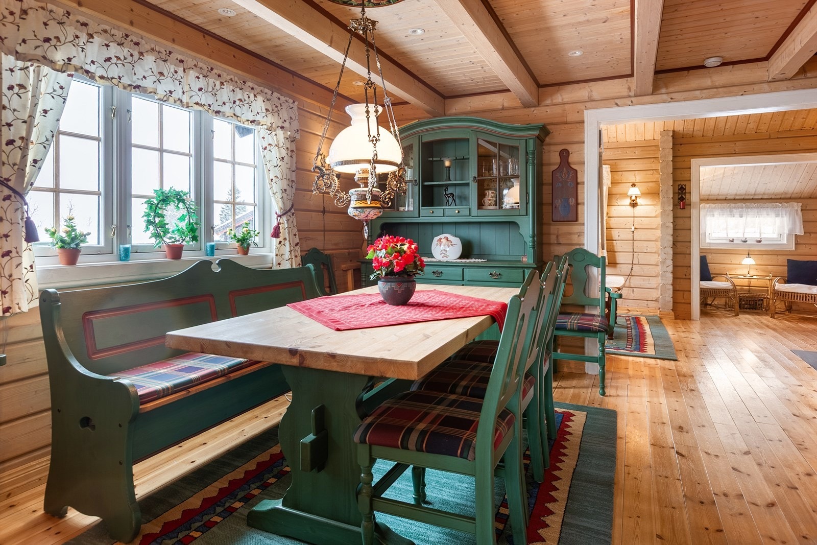 I spisestua kan en samles rundt et vakkert langbord som gir en fin ramme for hyggelige måltider og andre familieaktiviteter. Galleribilde