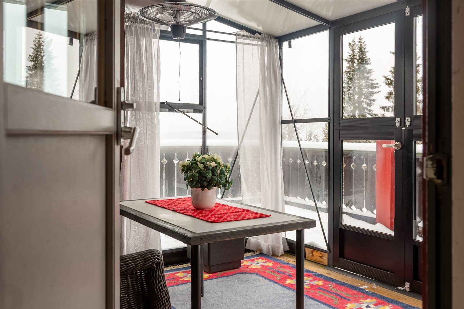 På terrassen er det laget en innglassert del med plexiglass på takoverbygget. I den lille "hagestuen" kan du oppleve utemiljøet samtidig som du er beskyttet mot vær og vind. Galleribilde