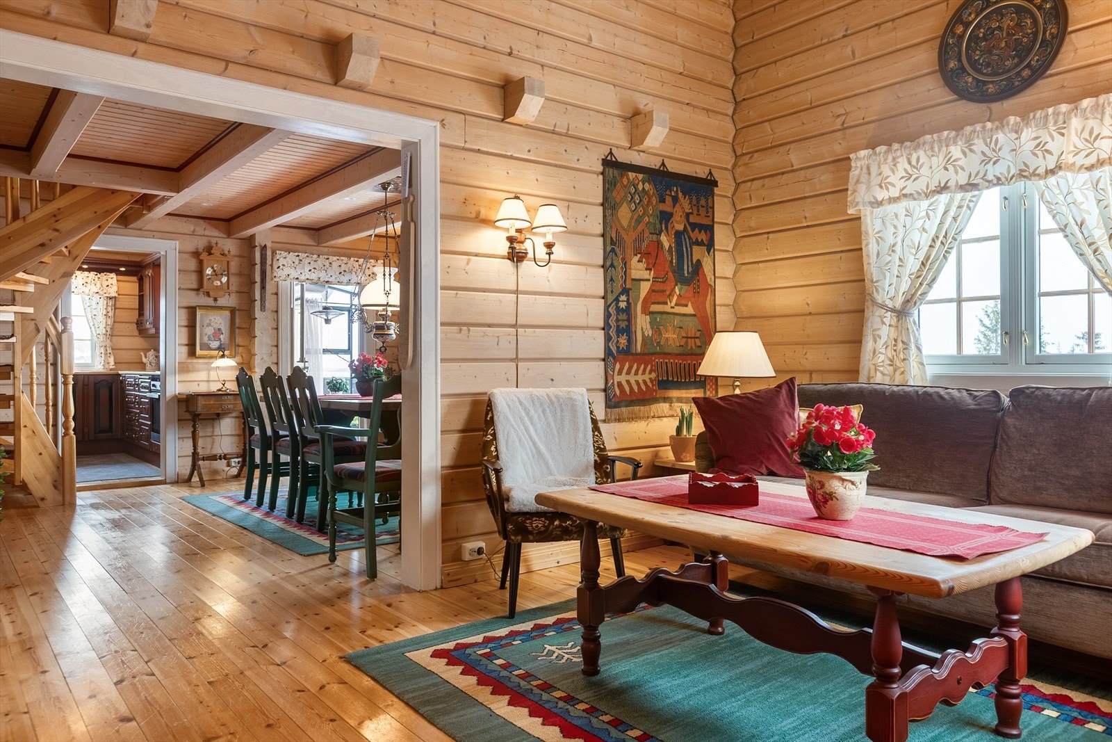 I stua er det lakkert heltregulv, vakre vegger i maskinlaftet lamelltømmer og raustet himling med synlige tømmeråser. Galleribilde