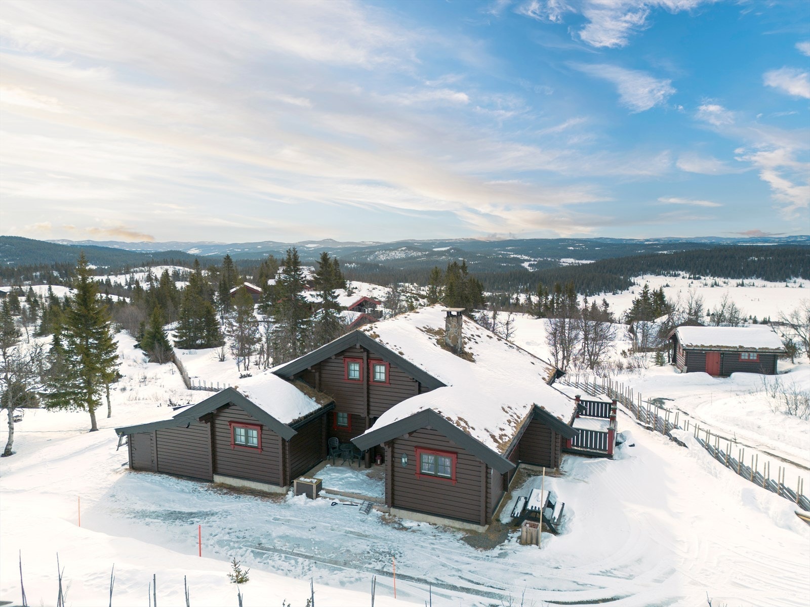 Fritidseiendommens bebyggelse består av hytte og uthus på stor eiertomt, og har god tradisjonell hyttestandard på overflater og utstyr. Galleribilde