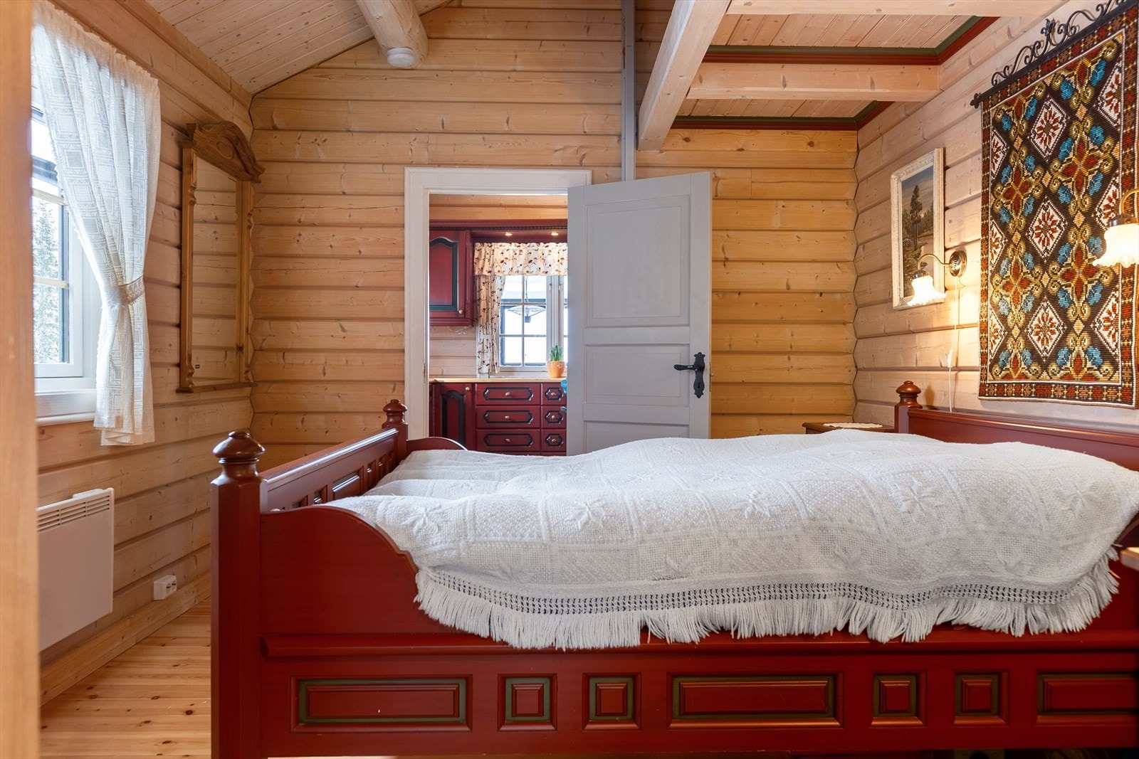 I hovedetasjen er det to gode soverom til familien. Et litt større soverom med garderobeskap og praktisk oppbevaringshylle/hems. Galleribilde