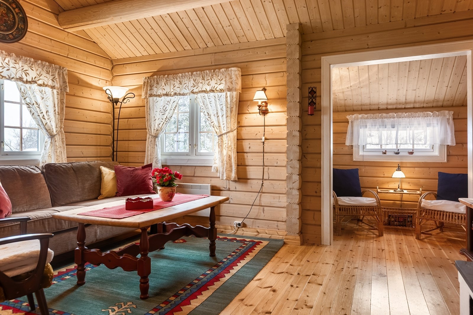 Et påbygg gir en liten ekstra stue hvor familiemedlemmene kan trekke seg bort når de for eksempel trenger en stille stund. Galleribilde