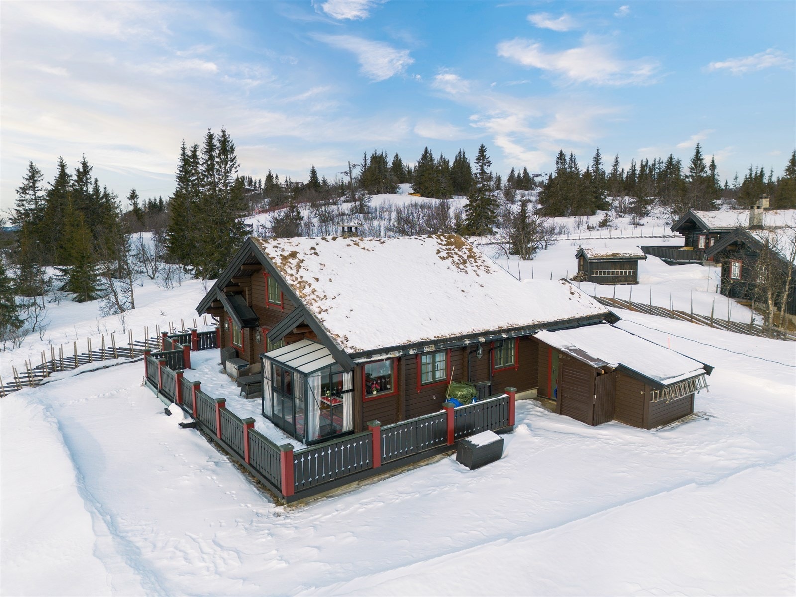 Eiendommen ligger idyllisk til på Gamlestølen,ca. 960 moh. med vid, flott utsikt og gode solforhold. Galleribilde