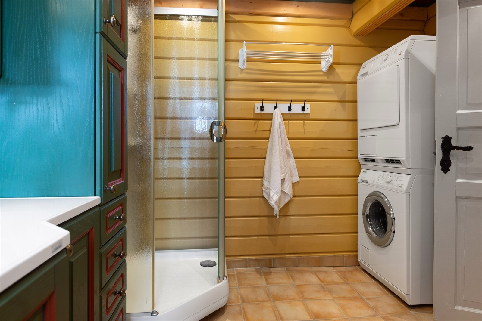 Bad/vaskerom har i tillegg opplegg for vaskemaskin og tørketrommel. Galleribilde