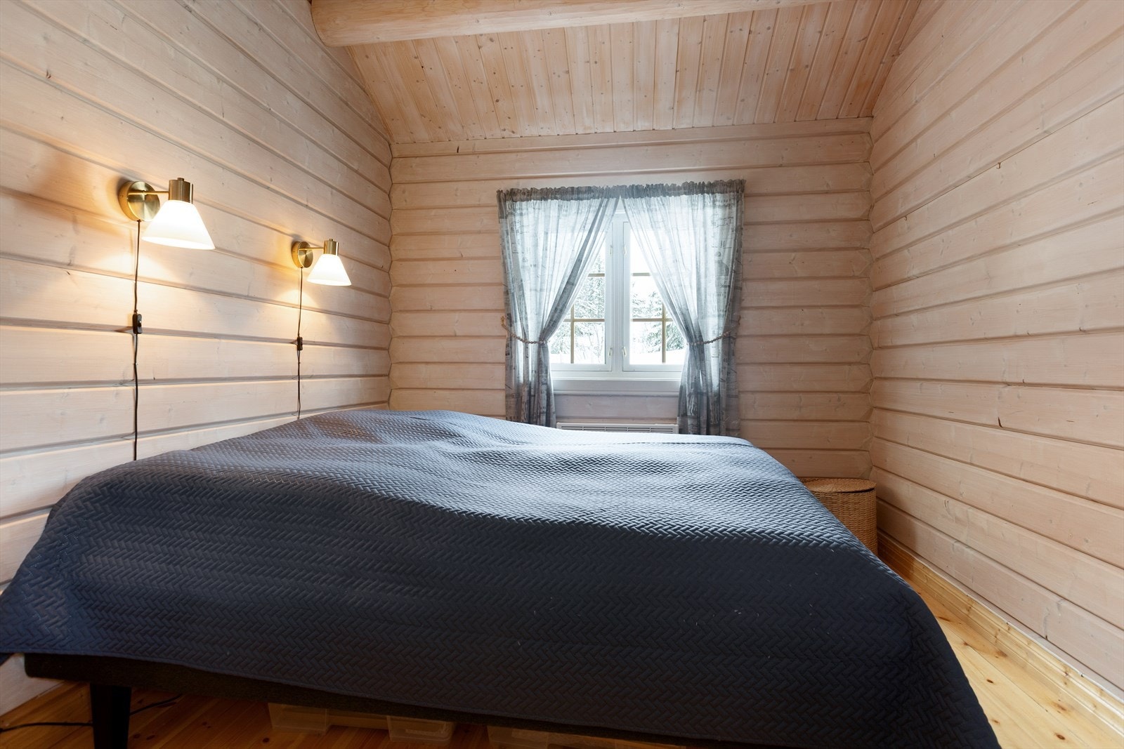 Det andre soverommet er innredet med dobbeltseng. Galleribilde