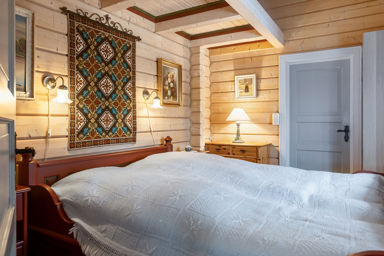 Dette soverommet passer godt til et hovedsoverom. Galleribilde