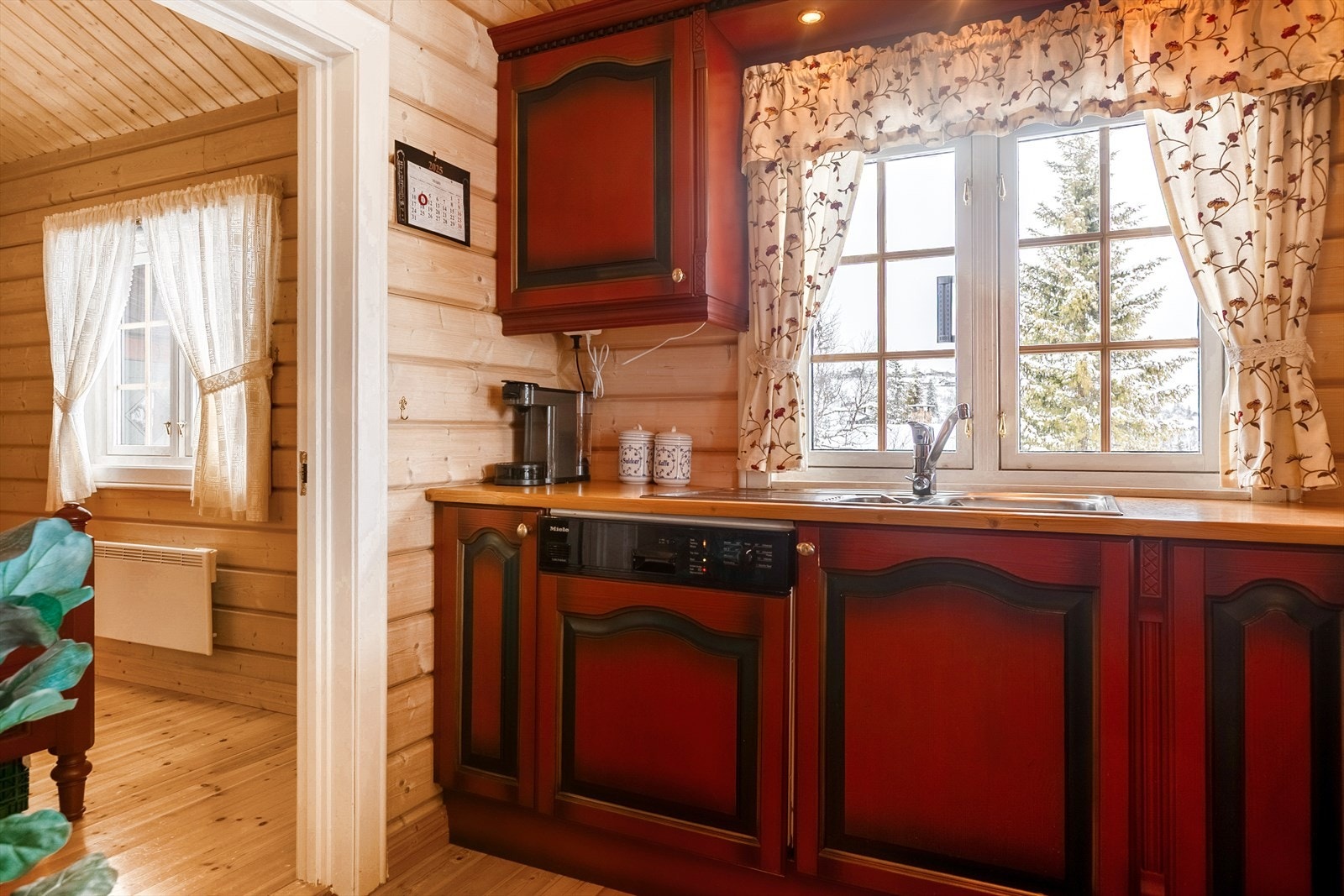 Fra arbeidsbenken er det hyggelig utsyn over landskapet utenfor. Galleribilde