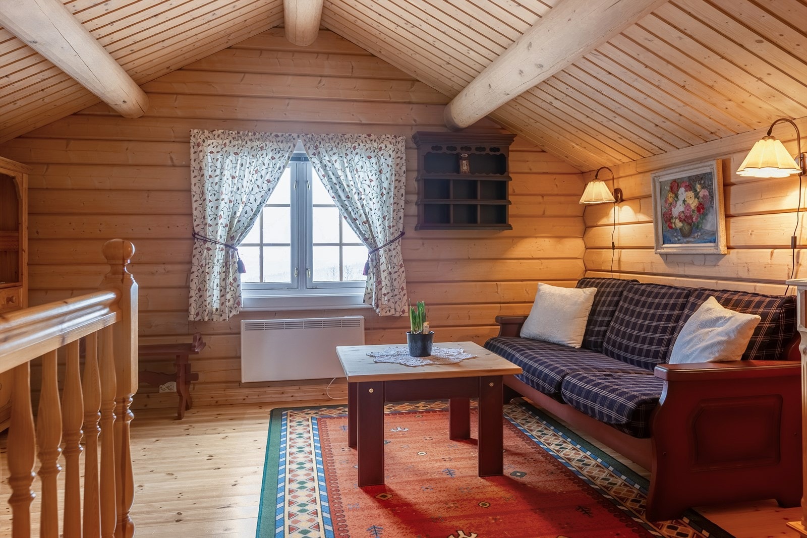 Fra spisestua går det trapp opp til 2. etasje med loftstue, to disponible rom og to kott. Galleribilde