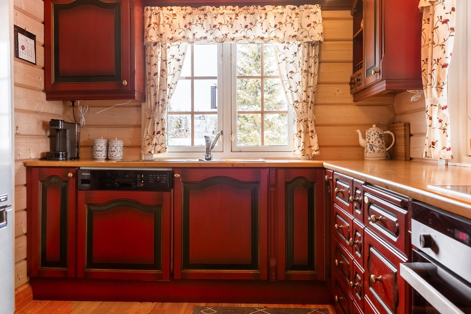 Innredningen har hjørnekarusell, og integrerte hvitevarer med komfyr, koketopp, ventilator og oppvaskmaskin. Galleribilde