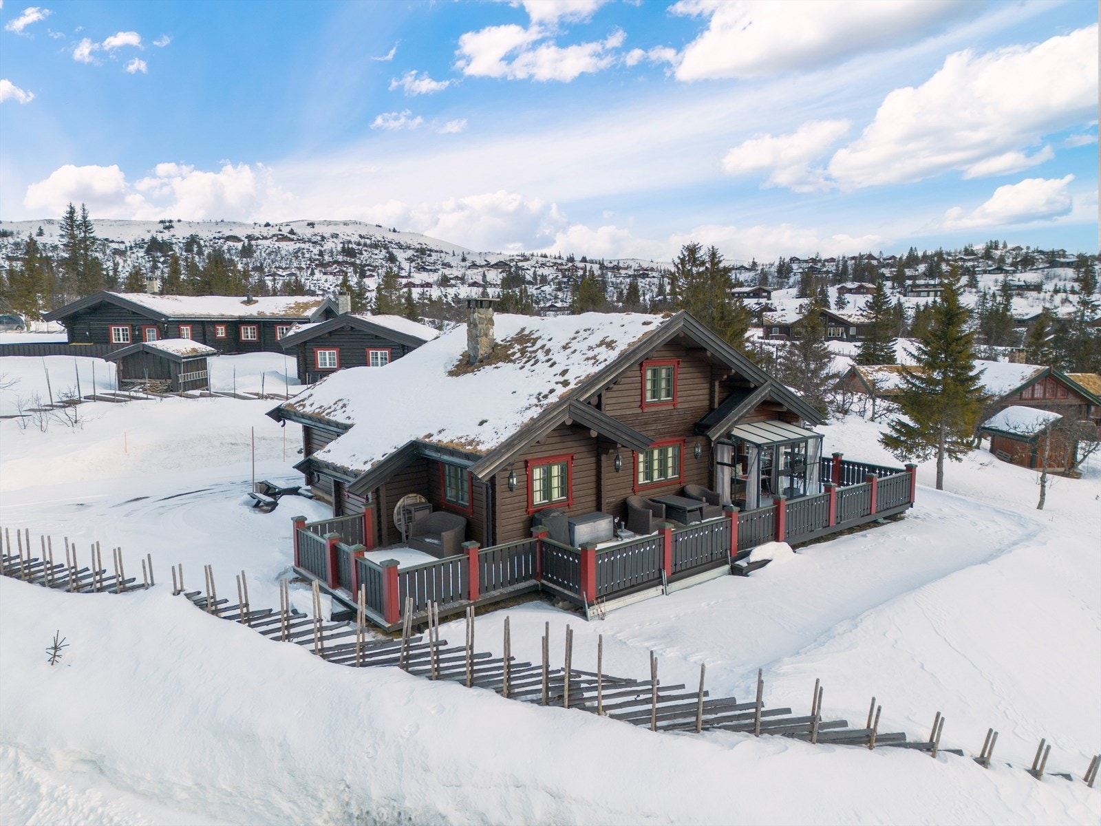 Den ligger i et rolig og fredelig område omgitt av trivelige turområder og fint og variert skiterreng. Galleribilde