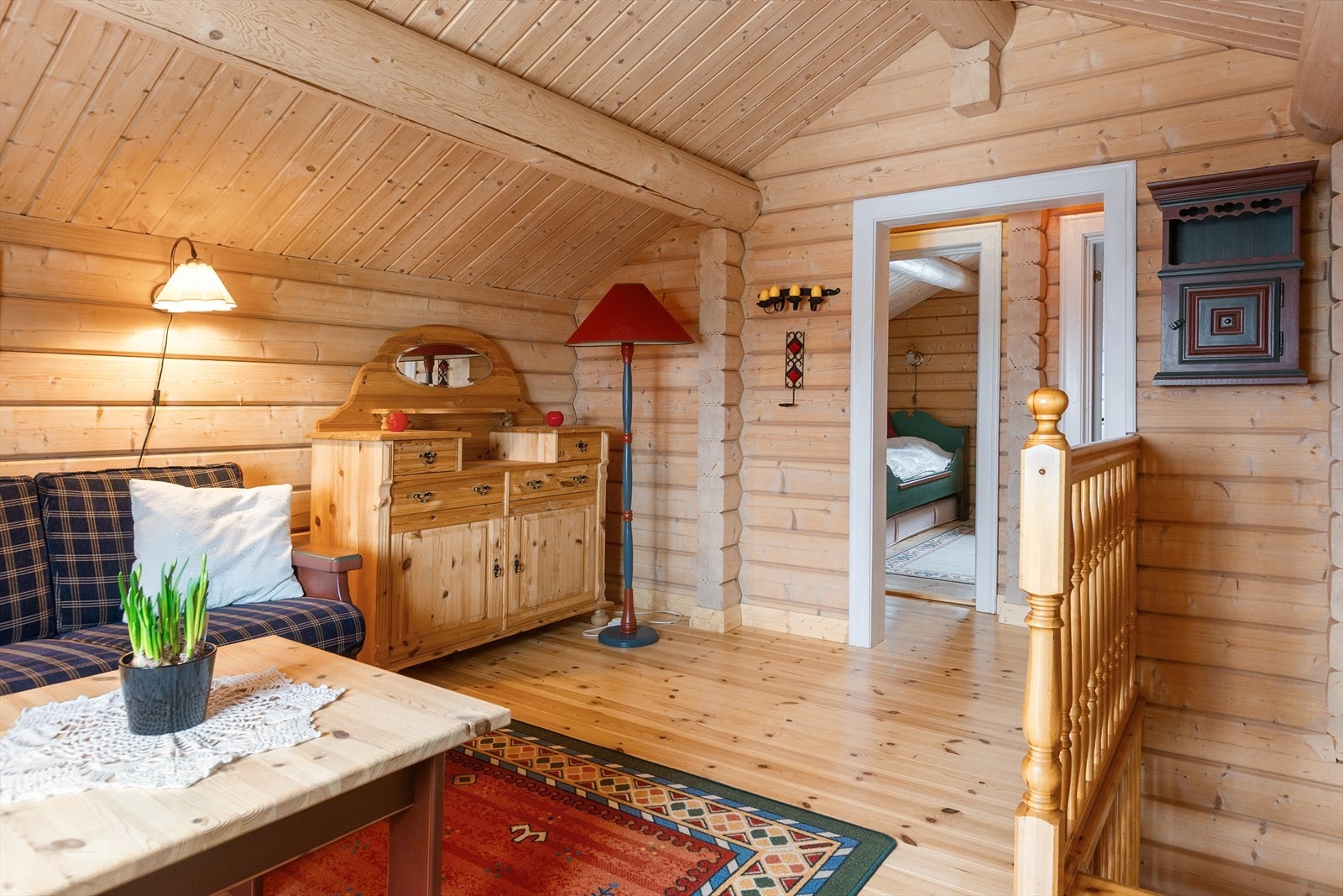 Loftstuen er en flott plass for barna å få litt privatliv, eller for de voksne som søker litt ro. Her kan man også lage seg en trivelig tv-stue for hele familien. Galleribilde