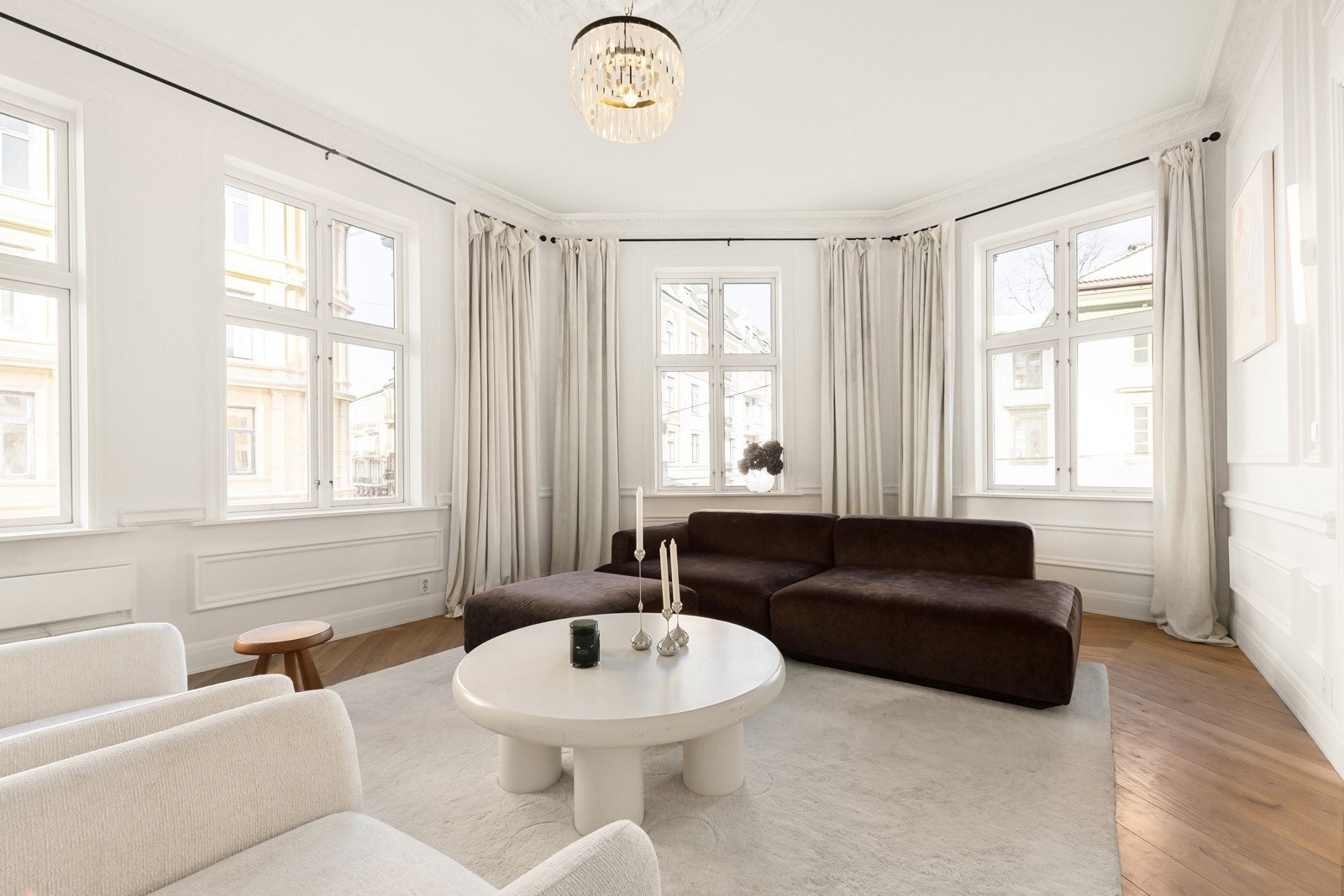 Store vindusflater gir rikelig med lys og utsyn mot vakre bygårder. Galleribilde