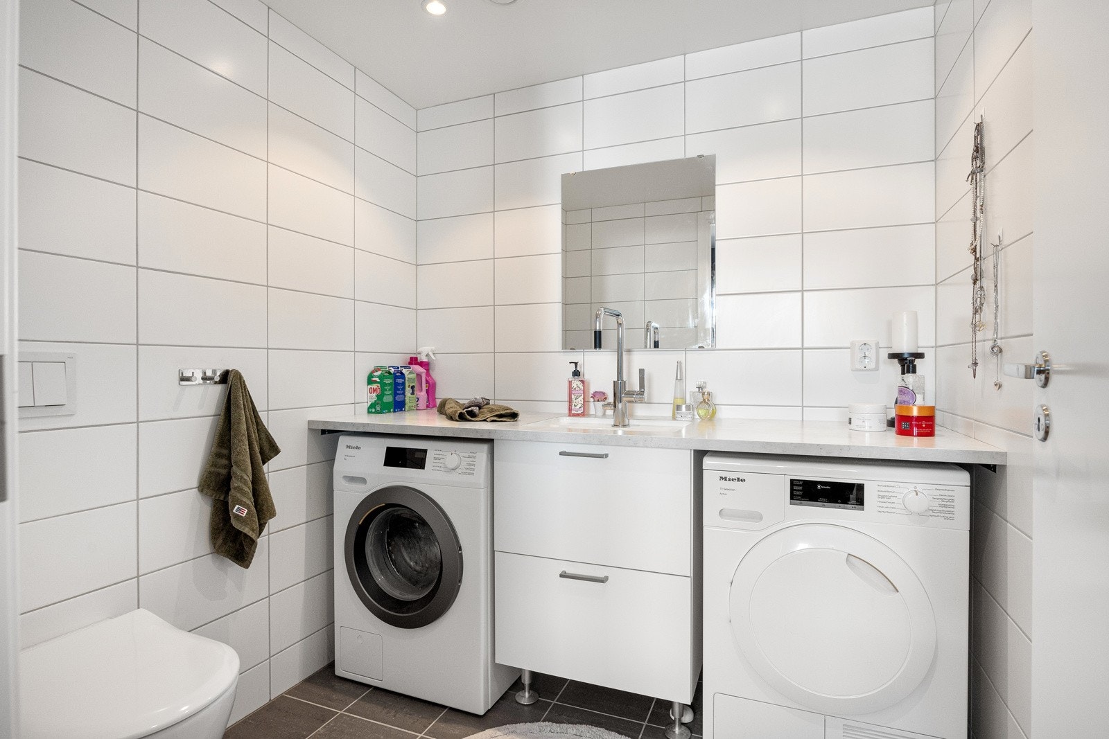 WC/vaskerom har direkte adkomst fra hovedsoverommet og fungerer som et privat baderom Galleribilde