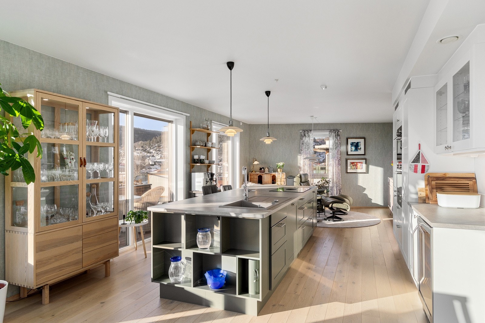 Innredningen har klassiske, profilerte fronter som gir kjøkkenet et tidløst uttrykk, mens benkeplaten i laminat sikrer både slitestyrke og enkel vedlikehold Galleribilde