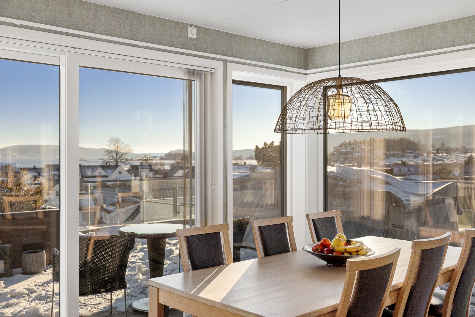 Her kan man nyte den flotte utsikten under middagen Galleribilde