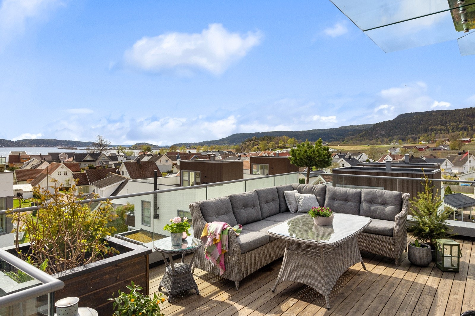 Her får du en privat oase med god plass til både loungeområde, spiseplass og solsenger Galleribilde