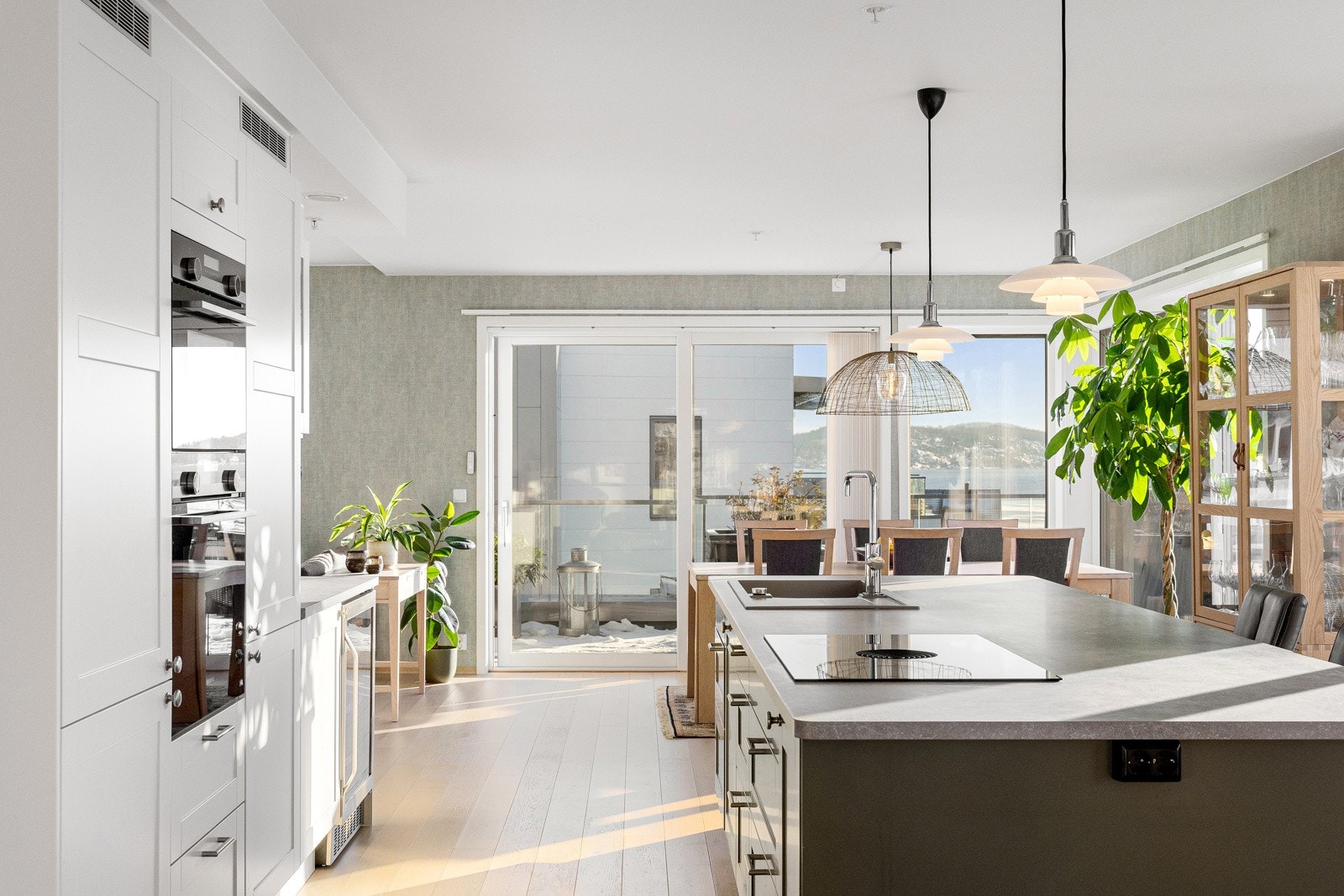 Løsningen skaper en sosial og luftig atmosfære, perfekt for både hverdagsliv og hyggelige selskap Galleribilde