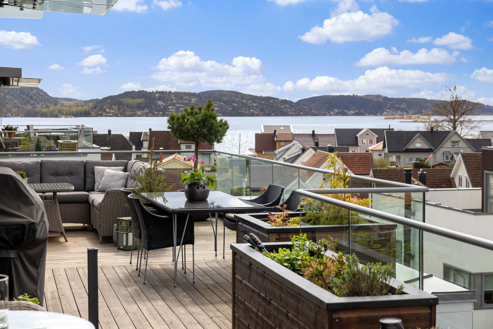 Eksklusiv 4-roms leilighet fra 2022, med heisadkomst direkte til leiligheten, takterrasse på 74 kvm og fantastisk sjøutsikt! Galleribilde