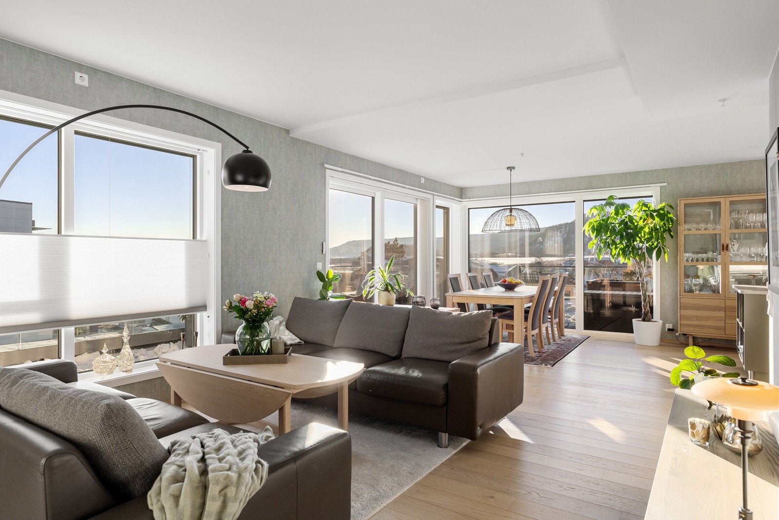 Store vindusflater slipper inn rikelig med naturlig lys gjennom dagen og forsterker den åpne og innbydende atmosfæren Galleribilde