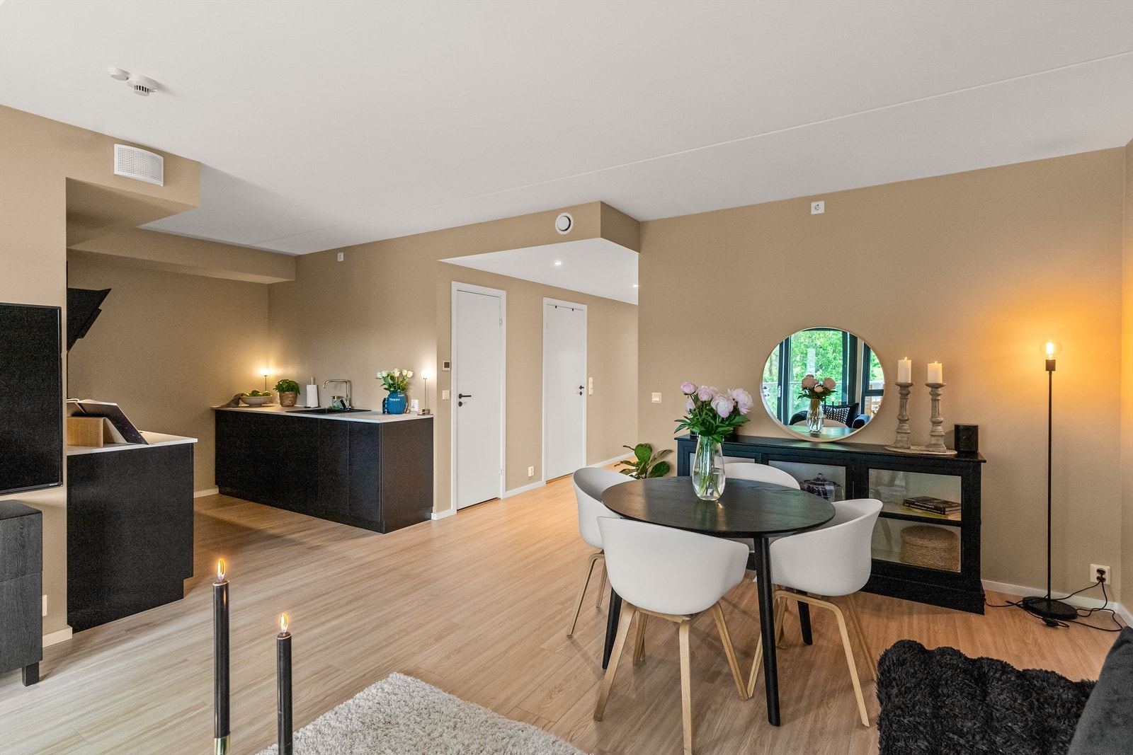 Kjøkken og stue i åpen løsning Galleribilde