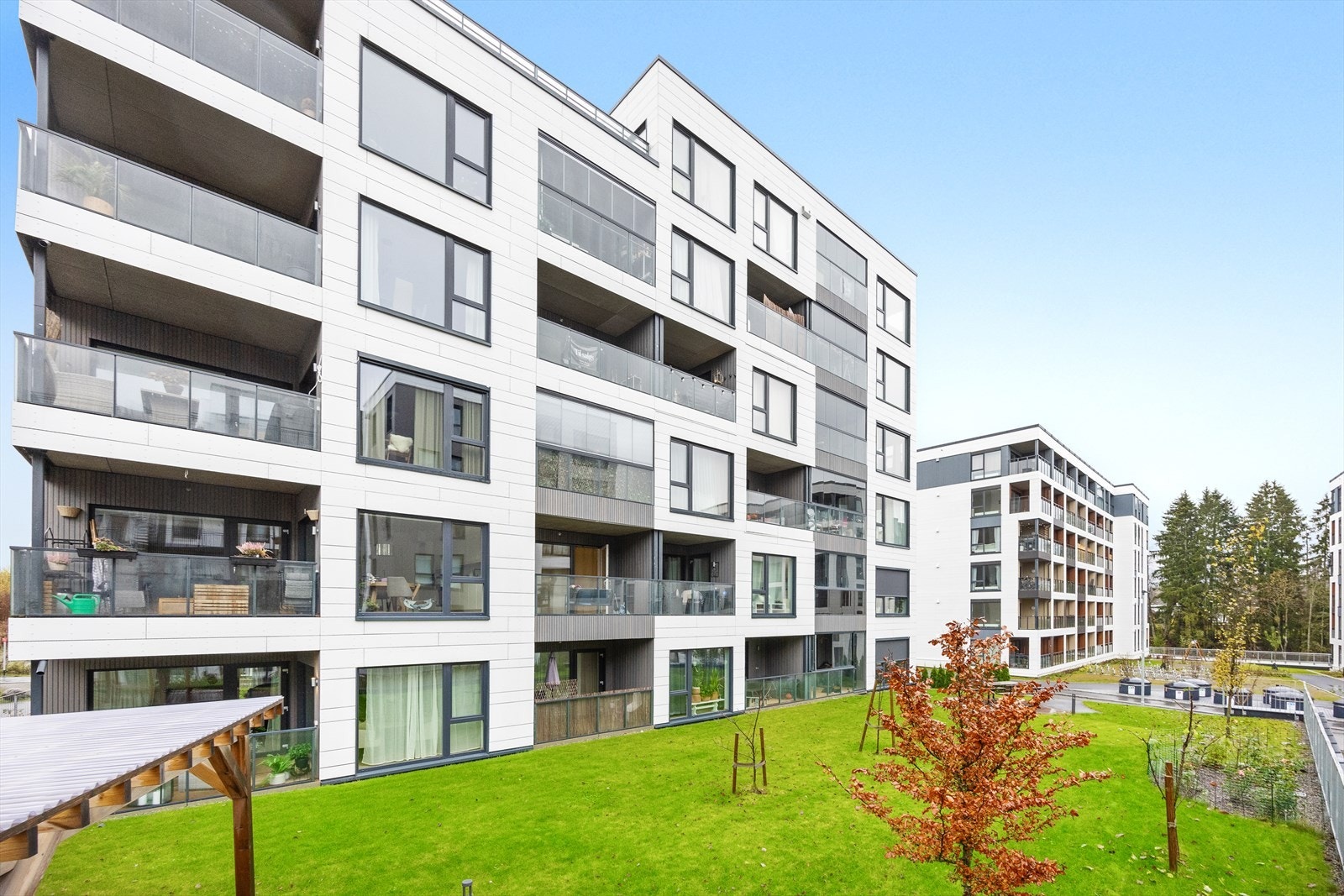 Store, grønne plener skaper et luftig og trivelig bomiljø. Galleribilde